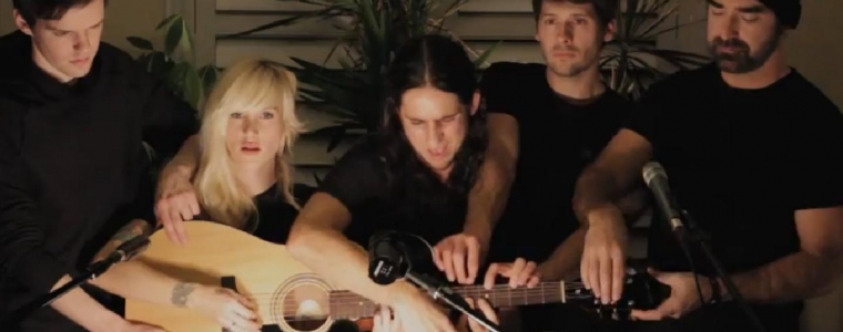 Njih petoro na nju jednu