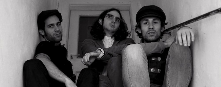 Hangin' Village: band s dva lica