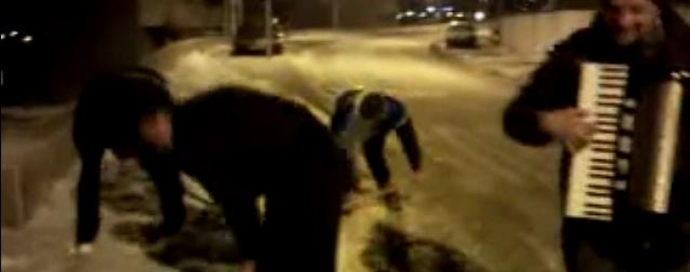 Uz harmoniku udarili po ledu