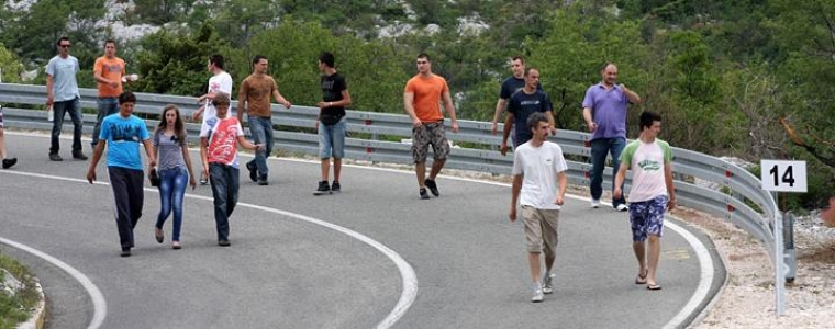 Prokleti pješaci, mičite se!