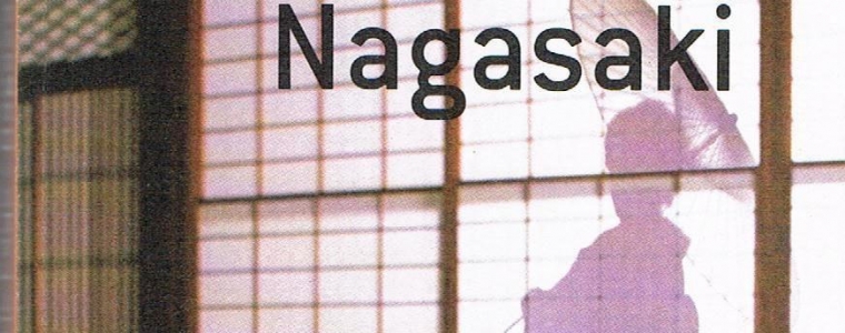 Roman inspiriran ženom na polici