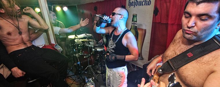 Energičan intro brkatih mladića