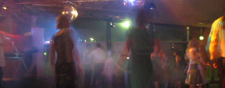 Mambo časti tečajem plesa