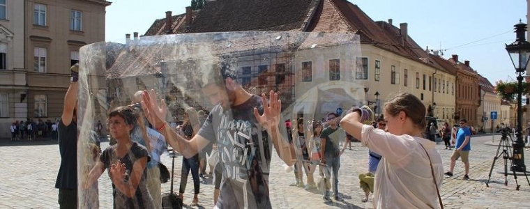 Mladi pred staklenim zidom