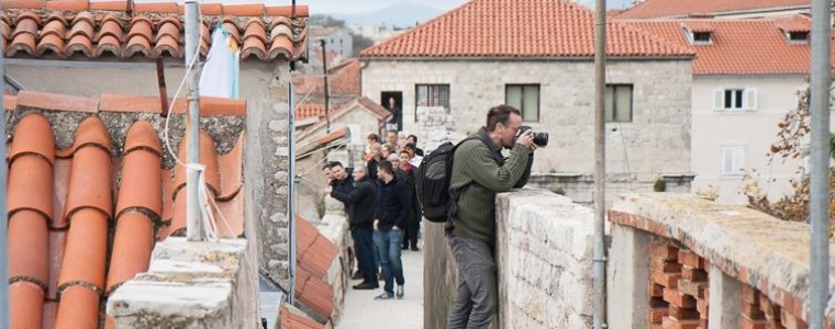 Đir sjevernim zidom Palače