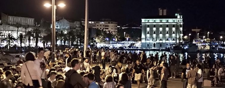 2014.: mladi pred zidom