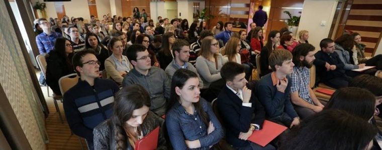 Kako mlade uključiti u politiku?