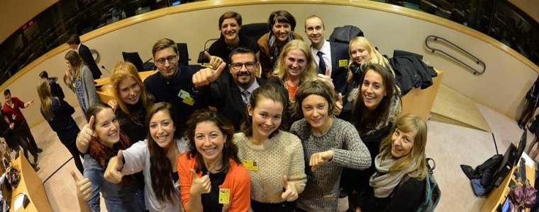 Mediji za mlade: kritičari društva