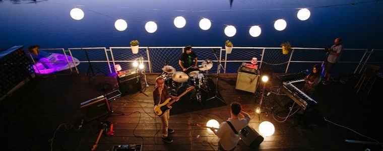 Bitipatibi: bend koji gleda u patike