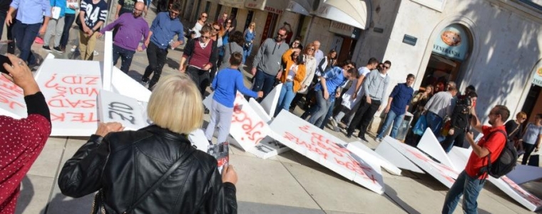 Metaforički zid, stvarne barijere