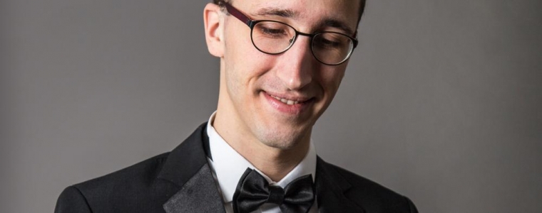 Pijanist Lovre traži glas!