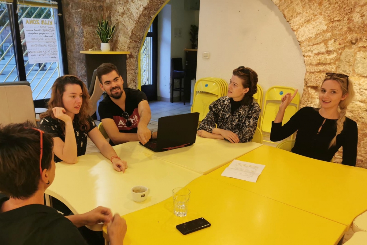 Emitirana je prva emisija Zona u eteru