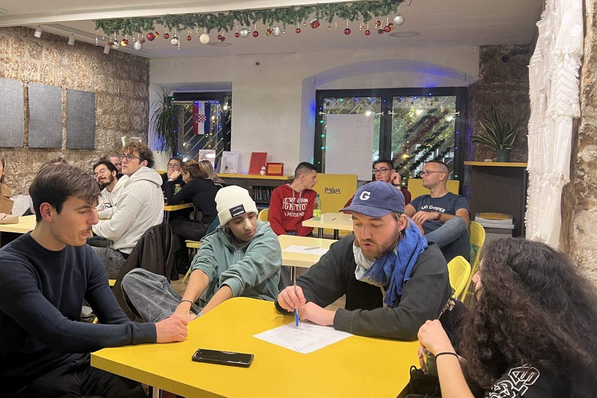 Na kraju godine u Zoni upoznajte prijatelje, zaigrajte novu igru ili napišite čestitku!