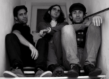 Hangin' Village: band s dva lica