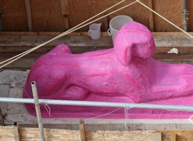 Pink Sfinga na Peristilu