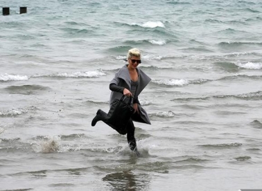 Picigin u kaputu, sa torbom u ruci