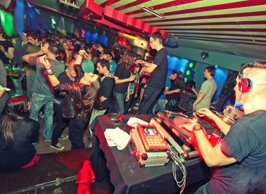 Roots In Session u pikselima