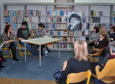 Paruničina poezija je čudan spoj