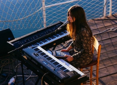 Bitipatibi: bend koji gleda u patike