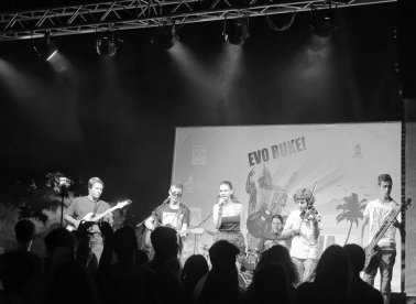 Evo ruke: mjesec dana svirki