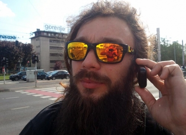 Izložba ljudi povezanih detaljem 