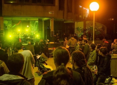 Kolovoz oko Doma mladih