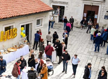 Kavom protiv tlake u Trogiru