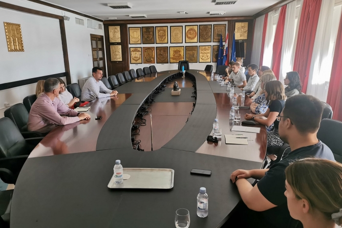 O čemu su za zamjenikom splitskog gradonačelnika pričali mladi iz Petrinje i Splita?