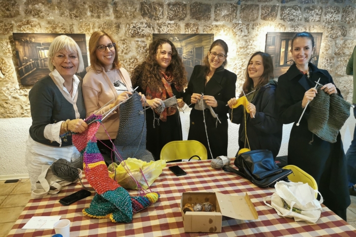 U Zoni u prosincu od pletenje do graffiti jama, a već u nedjelju sajam rukotvorina