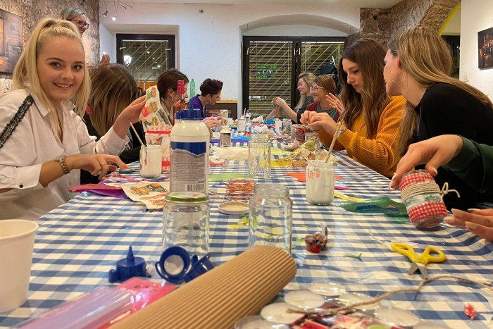 U Zoni zaigraj na šahovskom turniru, informiraj se o međunarodnom volontiranju i izradi ukrase